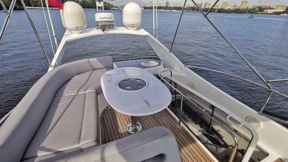 Аренда яхты Galeon 440 в Санкт-Петербурге - стол на флайбридже